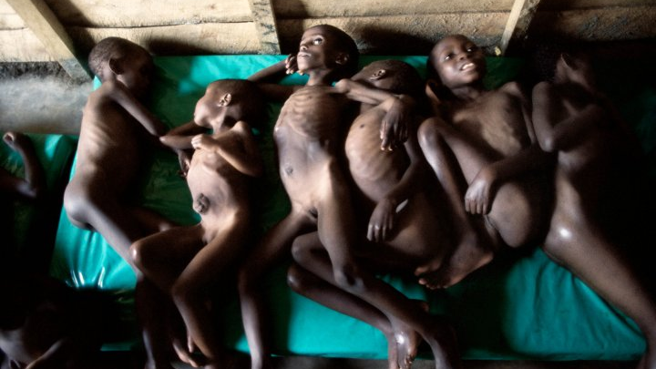 Niñas agonizan en orfanato Nyundo, África. Julio 1994 © Gervasio Sánchez